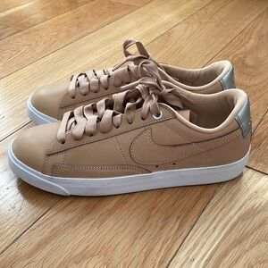 Nike WMNS Blazer Low Top in Vanchetta Tan with silver logo